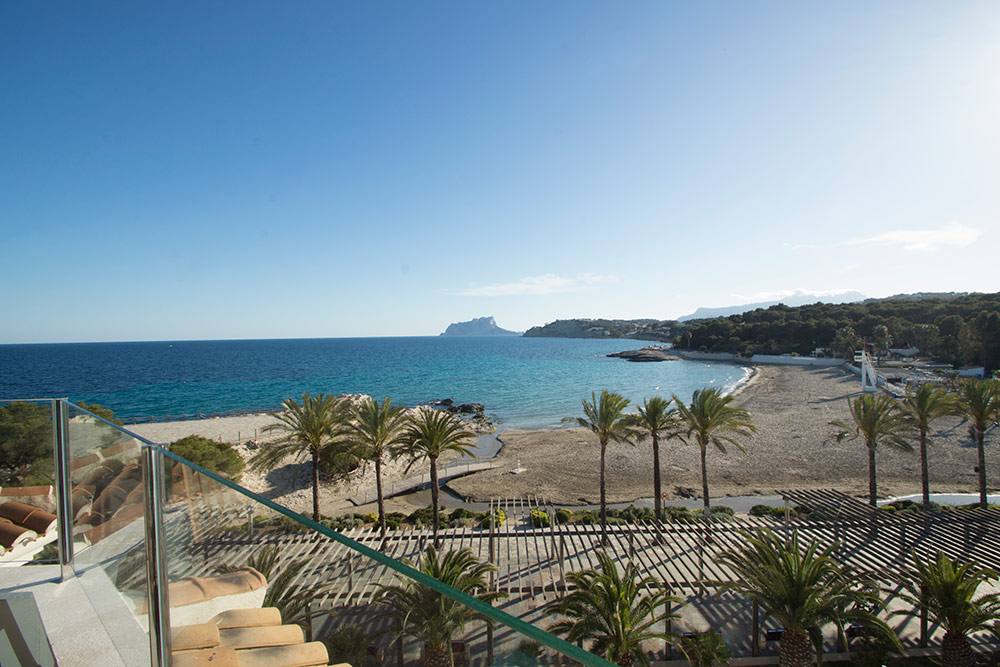 Discover the best places to stay in Moraira. Frontline hotel, apartment or villa? 